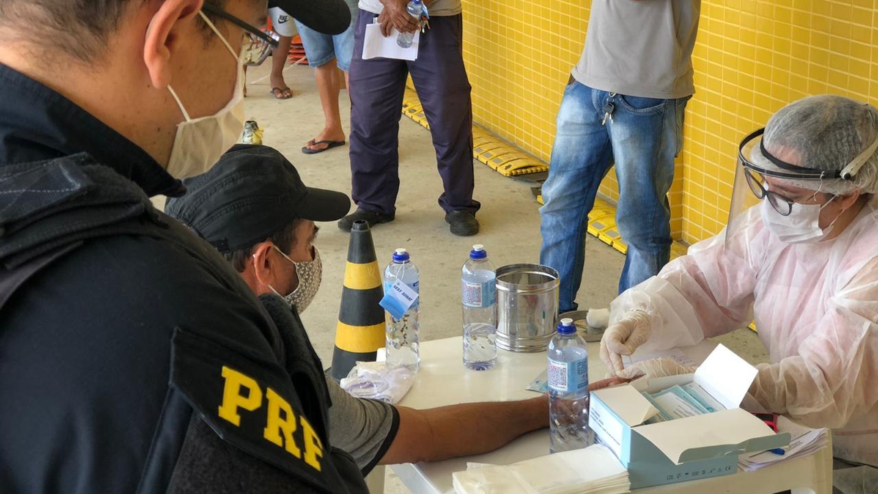 CAMINHONEIROS REALIZAM TESTE RÁPIDO PARA A COVID-19 EM UNIDADE DA PRF EM CAMPINA GRANDE