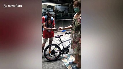 Kind shop owner gives free bike to struggling pensioner in the Philippines
