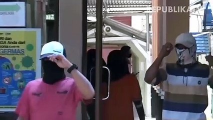 Pasien Covid-19 yang sempat kabur kembali dibawa ke rumah sakit oleh petugas.