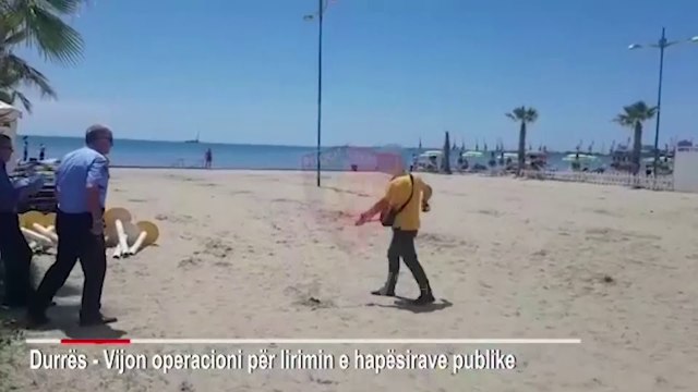 Durrës Zaptuan plazhin me çadra e shezlogë pa leje dhe kundërshtuan policinë, arrestohen 2 persona