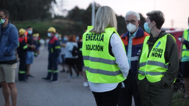 Una multitudinaria marcha nocturna clama en San Cibrao contra los despidos de Alcoa