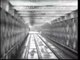 Passage d’un tunnel en chemin de fer pris de l’avant de la locomotive (Paso de un túnel ferroviario tomado desde el frente de la locomotora) [1897]