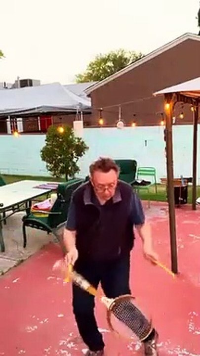 Jongles : il fait voler une raquette de tennis sur place !