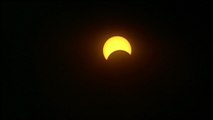 Les images d'une rare éclipse solaire visible depuis l'Asie et l'Afrique
