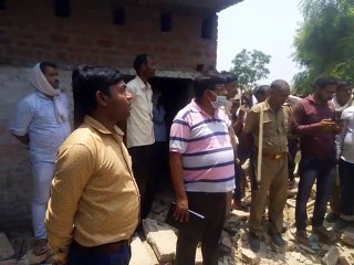 दीवार गिरने से माता पिता की मौत, बच्चे घायल