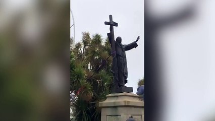 Derriban la estatua de San Junípero en San Francisco