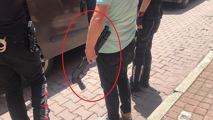 İngilizce kursuna pompalı tüfekle geldi, tavana ateş etti