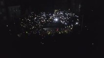 La plantilla de Alcoa ilumina las calles de San Cibrao en una manifestación nocturna