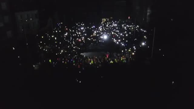 La plantilla de Alcoa ilumina las calles de San Cibrao en una manifestación nocturna