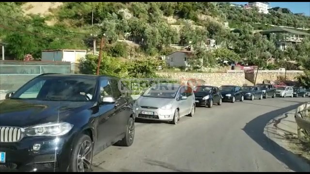 VIDEO-LAJM/ Fundjava krijon radhë kilometrike në aksin Orikum-Vlorë