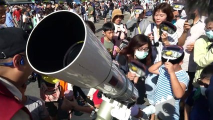 Video herunterladen: Ringförmige Sonnenfinsternis begeistert Afrika und Asien