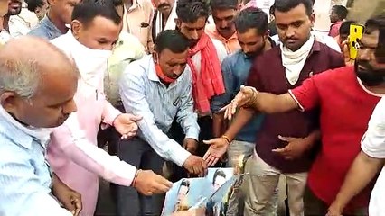 चीनी राष्ट्रपति का फोटो जला के विरोध, चीनी समान भी जलाया