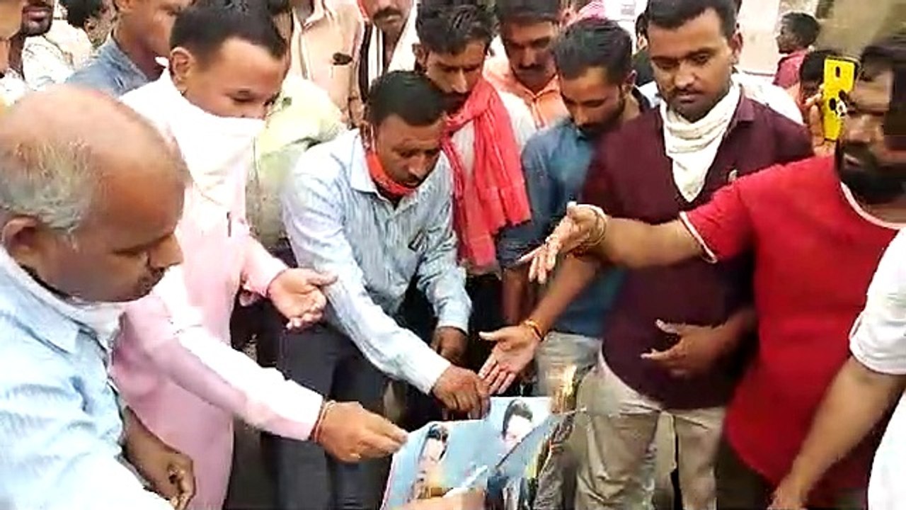 चीनी राष्ट्रपति का फोटो जला के विरोध, चीनी समान भी जलाया