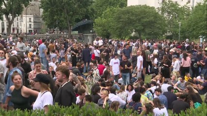 À Paris, des centaines de personnes sont rassemblées aux abords du canal Saint-Martin pour la fête de la musique