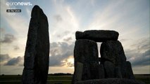 Solitaria y virtual bienvenida al solsticio de verano en Stonehenge
