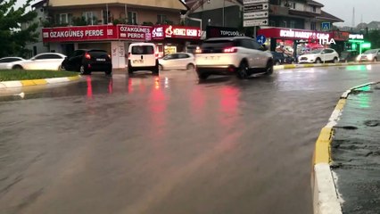 Şiddetli yağışın vurduğu Kocaeli’de birçok yol ve iş yerini su bastı