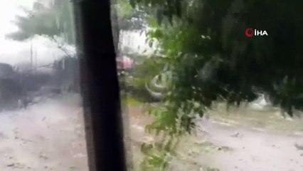 Sındırgı'yı sağanak yağış ve dolu vurdu