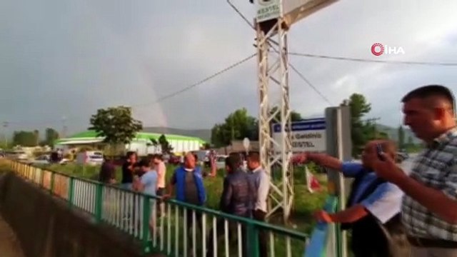 Bursa’da etkili olan sağanak yağış sele sebep oldu, araçlar sular altında kalırken, meyve bahçeleri zarar gördü