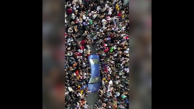 Une immense foule réunie dans une rue parisienne pour la Fête de la Musique