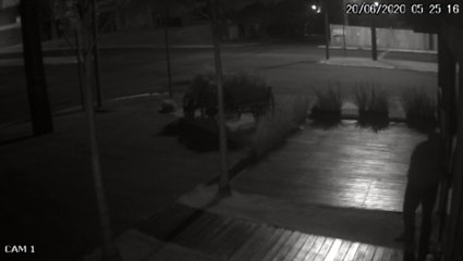 Ladrão rasteja dentro de empresa no Bairro Coqueiral para realizar furto