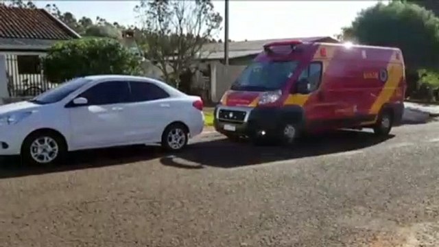 Carro prensa homem contra a parede e Corpo de Bombeiros é mobilizado para resgate