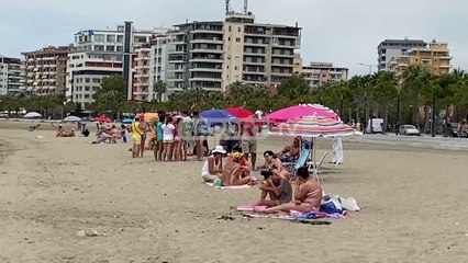 Report TV -Vlora pret turistët e parë, qytetarët bëjnë plazh me distancë