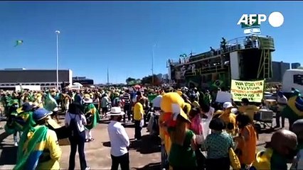 Atos opostos em Brasília