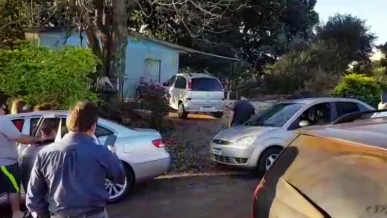 Em homenagem, amigos fazem abraço simbólico aos pais de Carla Priscila Chaicoski, vítima de Covid-19