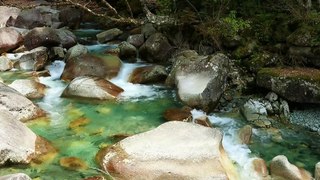SONIDO DE AGUA  NATURAL CORRIENDO EN HERMOSA CASCADA-HD sonido natural que ayuda a crear una atmósfera pacifica y relajante