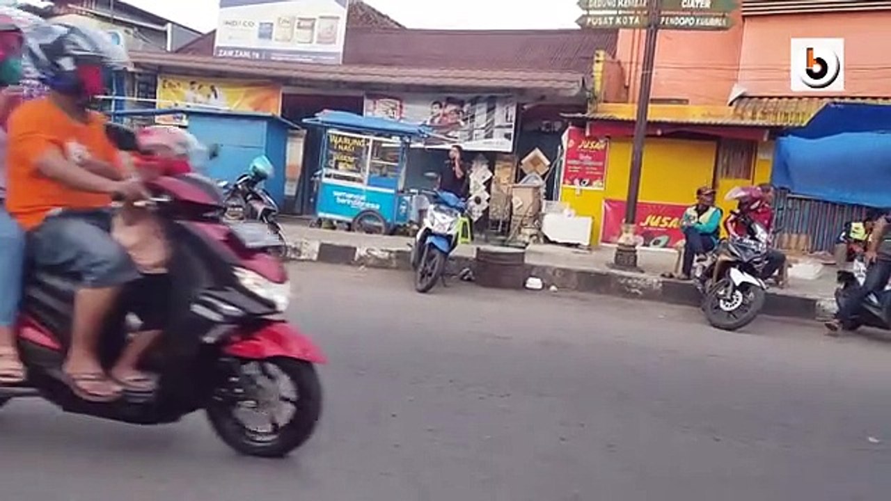 BANYAK PENGUNJUNG PASAR TRADISIONAL TIDAK BERMASKER