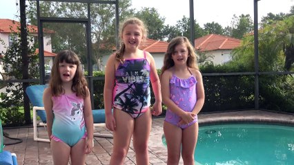 Sophia, Isabella  e Alice Brincando na Piscina e se Divertindo