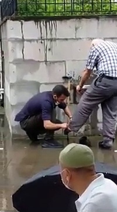 Polis abdest alan yaşlı adamın çorabını giydirdi