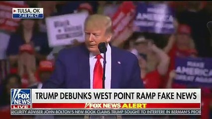 "Trump tek elle su içmeyi başardı, kalabalık sevinç nidaları attı"