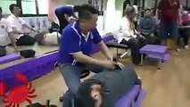 Massages à coups de marteaux, ils sont fous !
