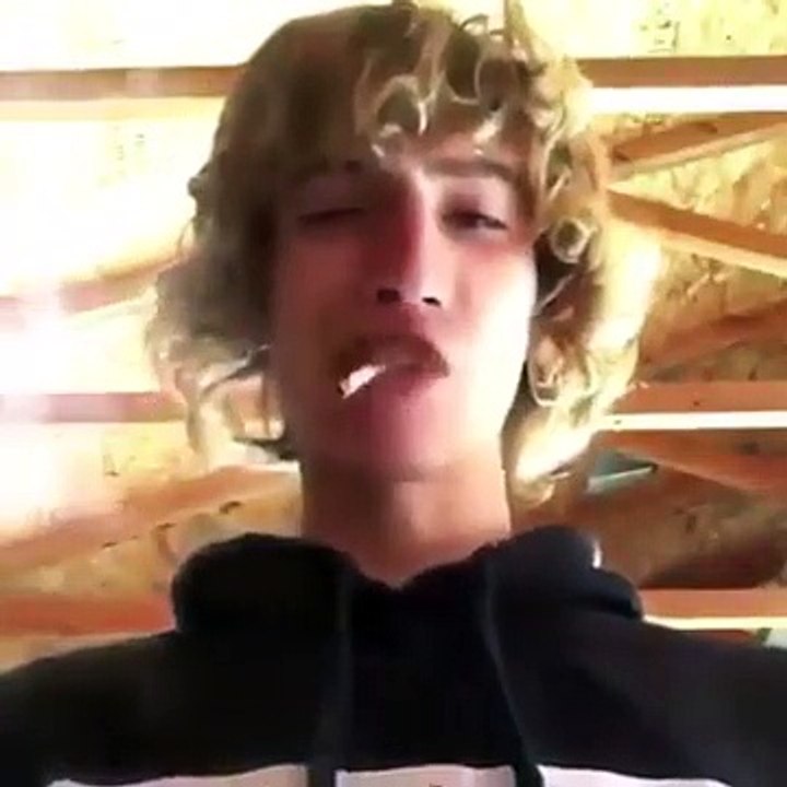 Il mange les cigarettes qu'il allume pour fumer !