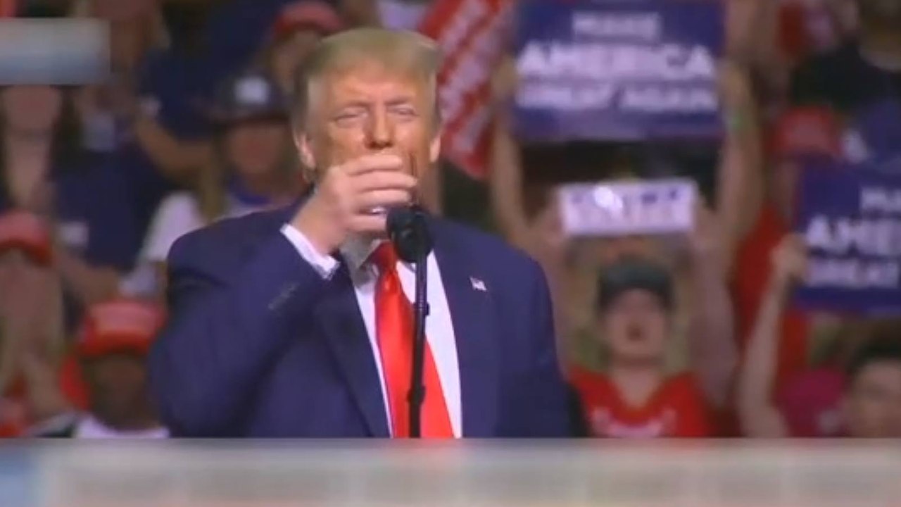 Trump su bardağı ile şov yaptı