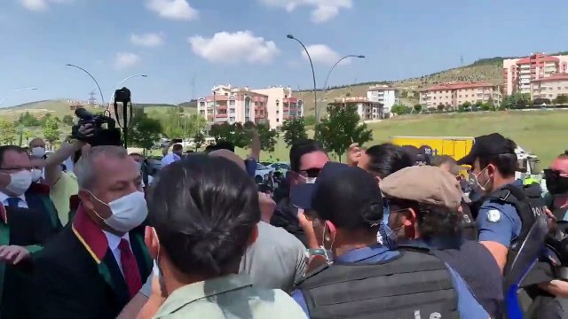 Avukatların Savunma Yürüyüşü'ne polis barikatı!