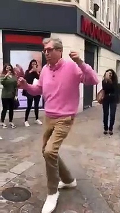 Patrick Balkany danse dans la rue pendant la Fête de la musique à Levallois-Perret