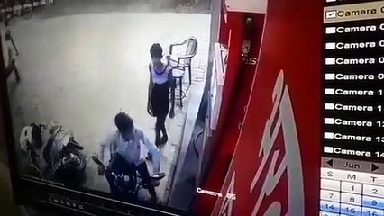 CCTV में देखिए शराबी ने किस तरह लगाई गाड़ी में आग