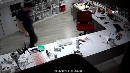 Ayaklarını masaya uzatmak isterken olanlar oldu!