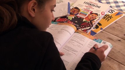 Depremde ölümden saniyelerle kurtuldu, şimdi çadırda üniversiteye hazırlanıyor