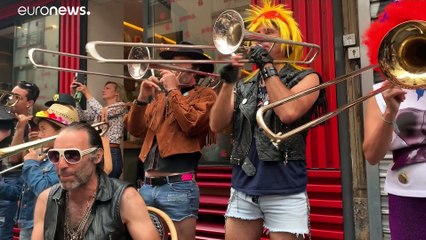 Franceses desafiam medidas de restrição