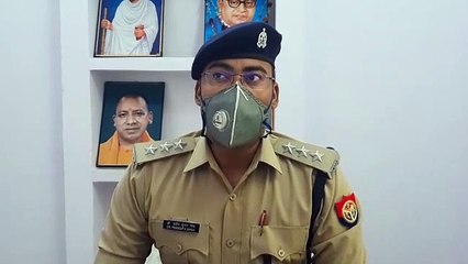 अश्लील फब्तियां कसते हुए मनचलों ने अश्लीलता की हद पार