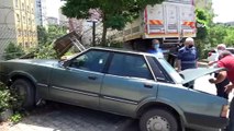 Tuzla’da freni boşalan kamyon önce otomobile çarptı, ardından site bahçesine uçtu