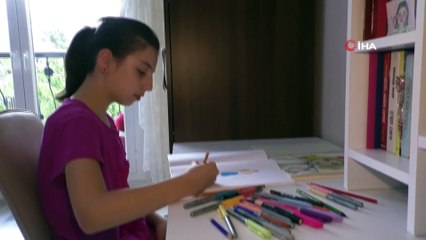 Moda tasarımcısı olmak için hayallerini resmediyor