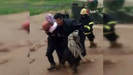 Kocaeli'de sel suları arasında sırtında köpeği ile kalan kadını ekipler kurtardı