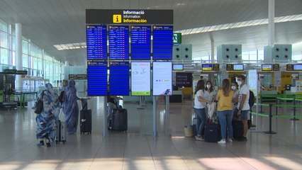 Video herunterladen: Pocos pasajeros en El Prat tras abrirse las fronteras aéreas