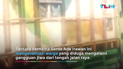 Anggota TNI Evakuasi Orang Gila Pakai Senjata Rokok