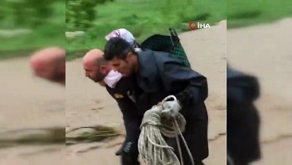 Kocaeli'de sel suları arasında sırtında köpeği ile kalan kadını ekipler kurtardı