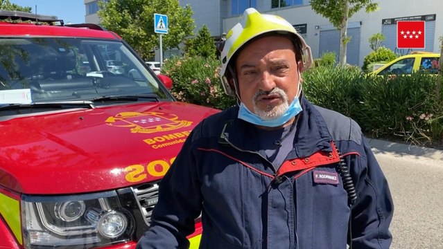 Bomberos liberan el cuerpo de un hombre fallecido al ser aplastado por su camión